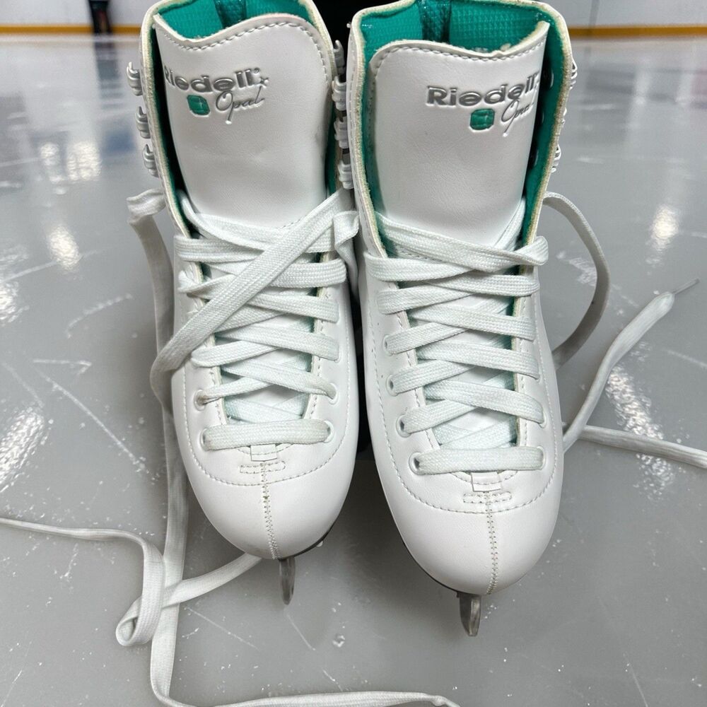 EUC Riedell Stock #10W Opal Ice Skate Size 2 Girls PO#31330 with Laces